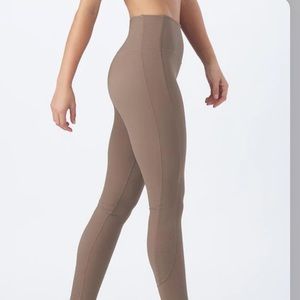 NWT Glyder Directional rib leggings - size medium - Trendy Mocha Brown color